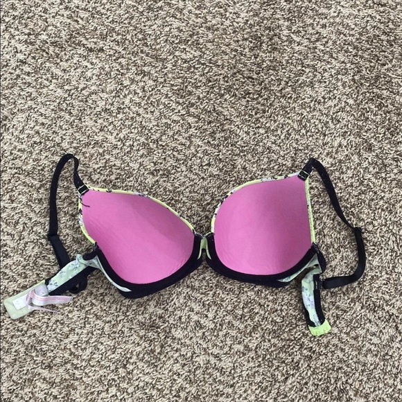 PINK bra 32DD - Picture 3 of 7